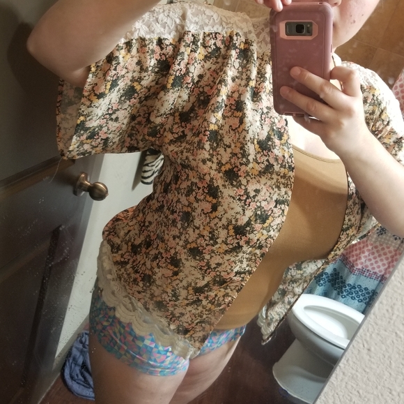 Throw over floral lace kimono - Picture 4 of 4